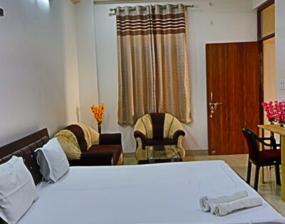 Peaceful 1BHK Near Taj | Kitchen + Breakfast