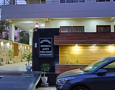 Cozy Stay Near UP Darshan Park | Breakfast